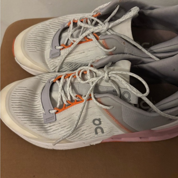 Perfect For walking and running, the brand is On cloud - Picture 2 of 7